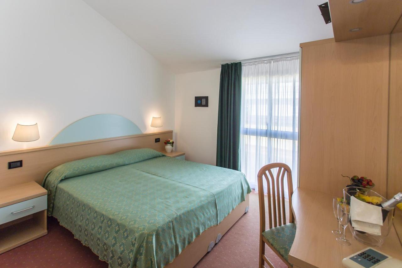 Hotel Europa Каорле Екстер'єр фото