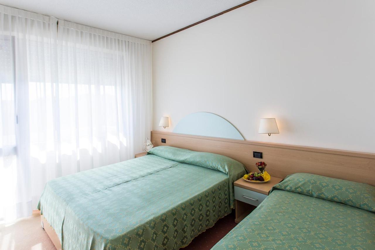 Hotel Europa Каорле Екстер'єр фото
